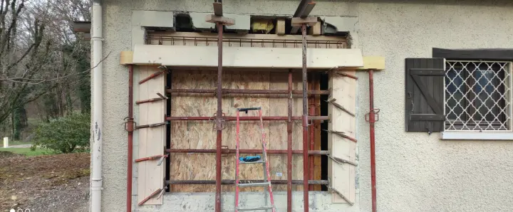 Coffrage bois et ferraillage d'un linteau en béton armé sur une ouverture de façade