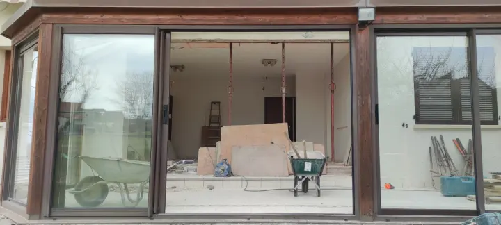 Chantier d'ouverture de mur porteur en façade, étaiement complet — DR Rénovation, région de Besançon