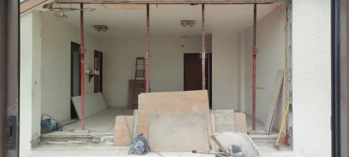 Ouverture de mur porteur : étais métalliques soutenant le plancher pendant les travaux de maçonnerie