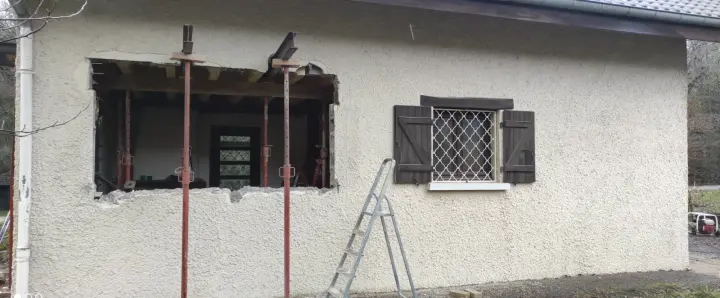 Ouverture de mur porteur en façade avec poutre IPN posée sous étaiement